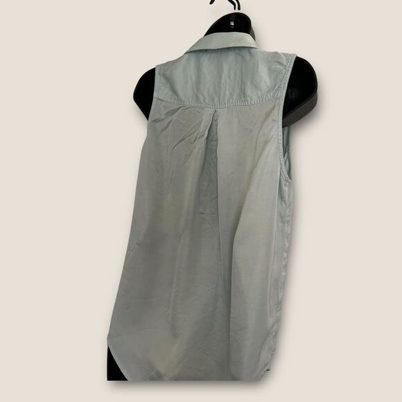 Light blue blouse size Medium, front pockets & sleeveless - Picture 5 of 8